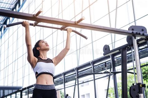 L Allenamento Di Esercizio Della Donna Di Forma Fisica Con La Esercizio