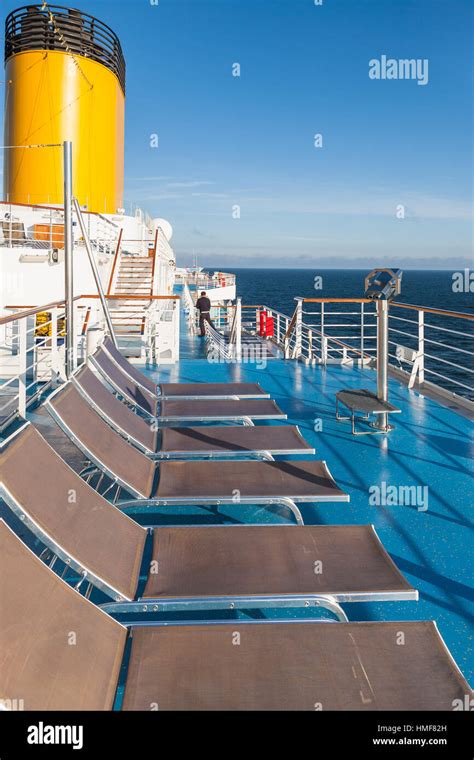 Sonnenbaden Auf Kreuzfahrtschiff Fotos Und Bildmaterial In Hoher