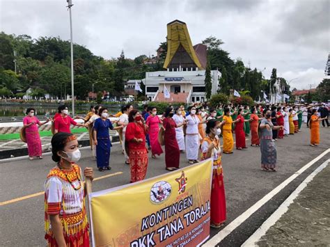 Meriah Pawai Budaya Dan Tarian Toraja Papua Sambut Hut Ke Pmti