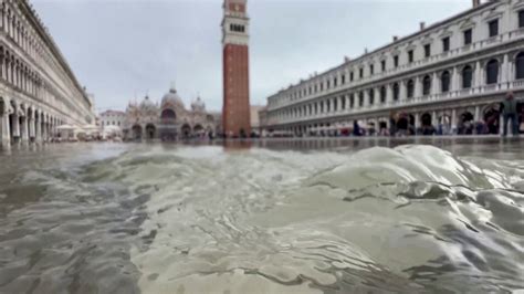 Torna Lacqua Alta A Venezia Non Abbastanza Per Attivare Il Mose