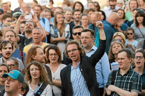 Ponad 100 tys osób protestuje w całym kraju w obronie sądów