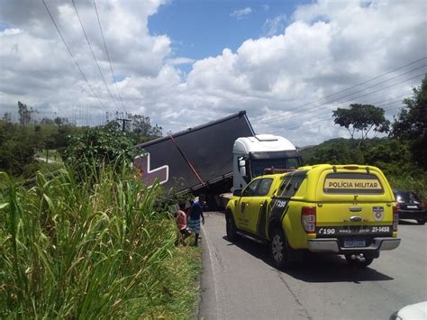 Caminh O Tomba E Carga De A Car Saqueada Em Al