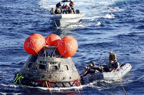 Splashdown Nasa Orion Capsule Back From The Moon Positive Encouraging K Love