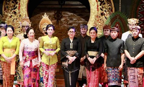 Ketua Dekranasda Provinsi Bali Saat Membuka Lomba Desain Dan Peragaan