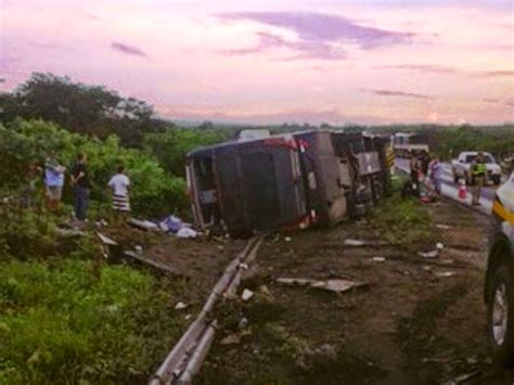 URGENTE Ônibus a banda Garota Safada tomba na BR 222 e deixa