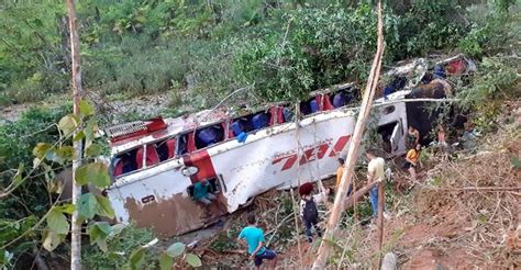 Dois Acidentes Nibus Resultam Em Mortos E V Rios Feridos Em Br