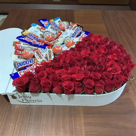 Corazón 80 rosas y 35 chocolates Envíos GRATIS Mismo día 2 a 4 Hrs