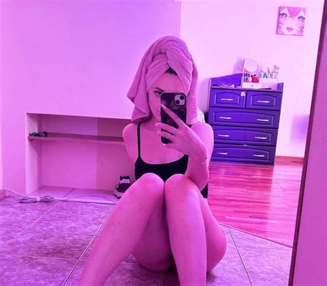 Emmi Flowers Nude On Cam Live Sex Chat On Fapchat