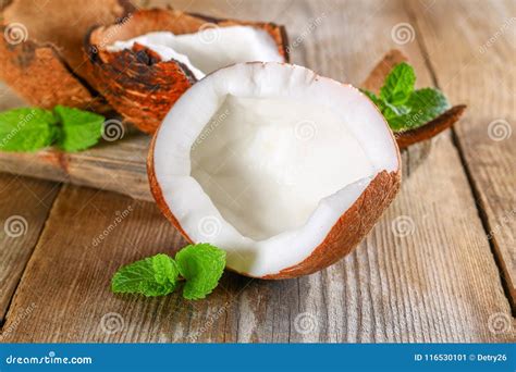 Noce Di Cocco Con La Menta Sulla Vecchia Tavola Di Legno Alimento Sano