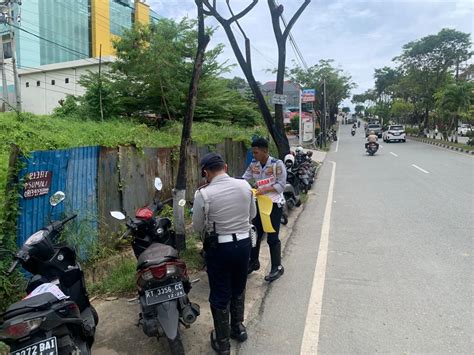 Dianggap Bahayakan Pengguna Jalan Dishub Tertibkan Parkir Liar BusamID