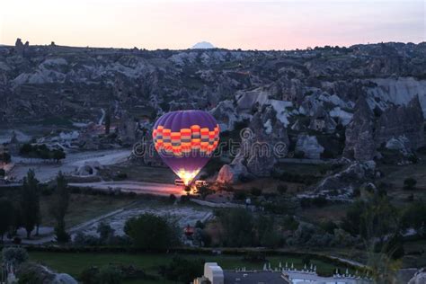 Globo Del Aire Caliente En Los Valles De Cappadocia Foto De Archivo