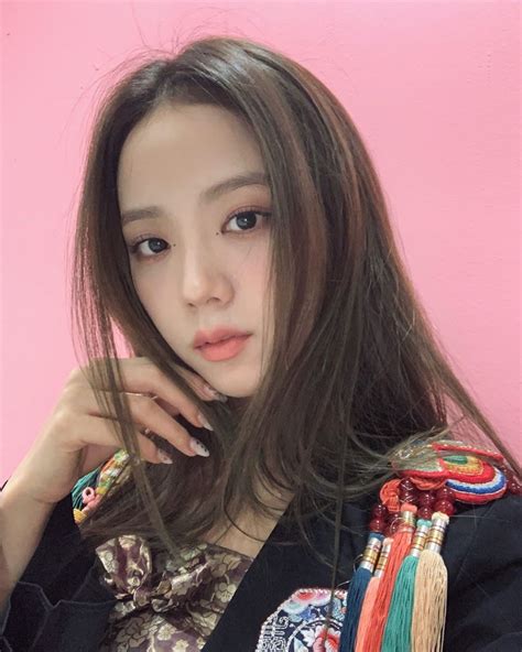 Idol K Pop Ini Bisa Memainkan Instrumen Musik Yang Unik Ada Jisoo