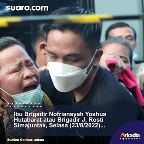 Haru Ayah Brigadir J Tak Kuasa Menahan Air Mata Di Acara Wisuda Ut