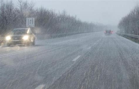 Ungemütlich Graupel Gewitter kühl und nass das Wetter zum