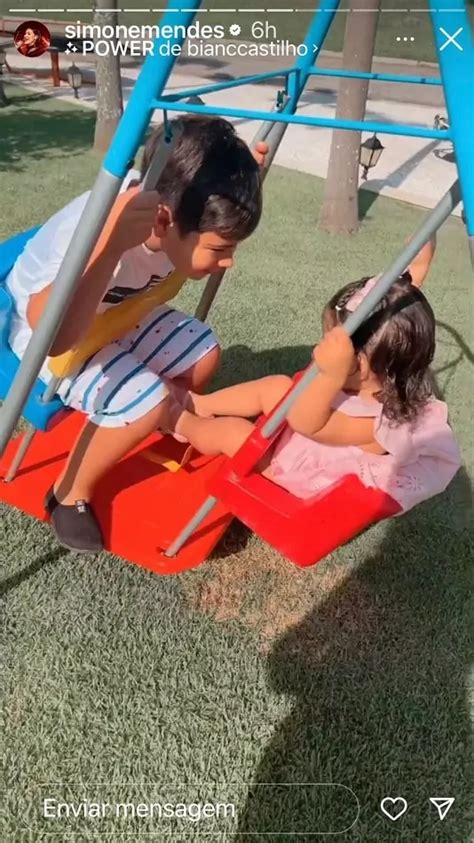 Simone Mostra Os Filhos Brincando No Parquinho Da Sua Mans O