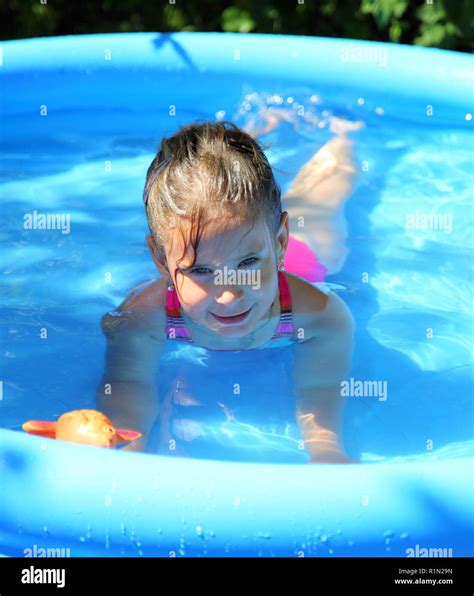 Petite Fille Piscine Natation Banque De Photographies Et Dimages