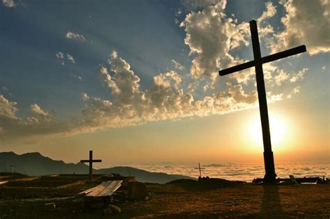 Silhueta Cruza En La Monta A Contra El Cielo Nublado Durante La Puesta