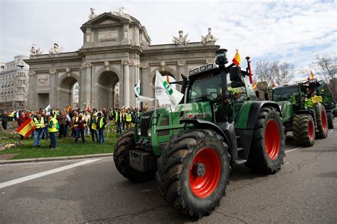 Agricultores españoles colapsan Madrid más de 500 tractores ganan la