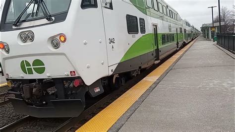 Train Meet At Port Credit Go Station 1624 Youtube