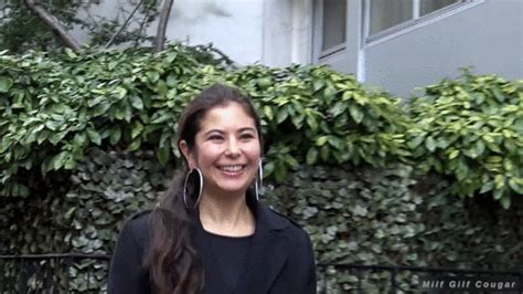 POUR SA PREMIÈRE VIDÉO CETTE MILF POILUE SE FAIT BONDIR LES TROUS POUR