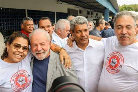 Lula desembarca em Salvador pré candidato do PT à presidência