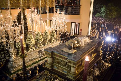 Salida de la procesión de el sepulcro Málaga EL MUNDO