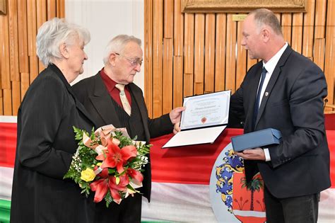 87 évesen mai is oktat és vizsgáztat az ország legidősebb gépjármű