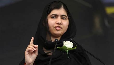 Se graduó del colegio Malala Yousafzai activista de la lucha por la