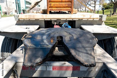 The massive "5th wheel" hitch on the back of a flat bed trailer ...