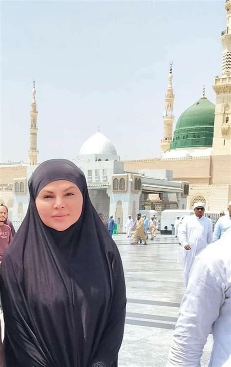 Rakhi Sawant Umrah Karne Saudi Arab Gayi Live Images From Madina