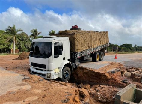 Tianguá CE Chuva torrencial alaga avenidas invade casas e veículos