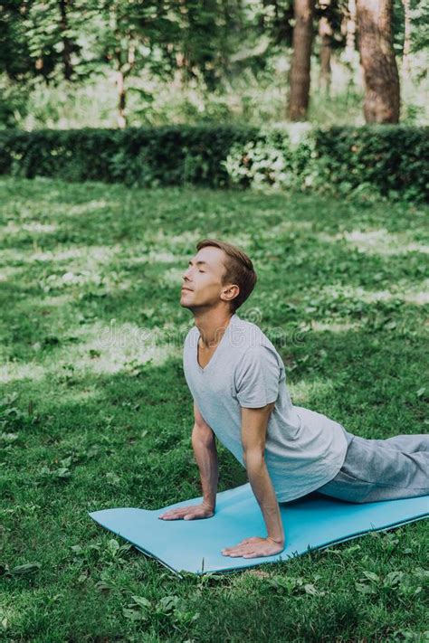 El Hombre Blanco Hermoso Joven En Ropa De Deportes Hace Estirar En El