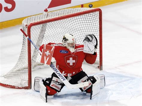 News Vom Spengler Cup Nati Goalie Hughes Hilft Beim Team Canada Aus