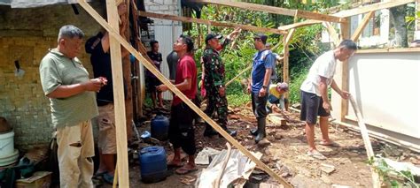 warga tegal panjang gotong royong perbaiki dapur rumah mak emy