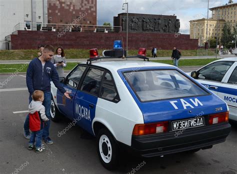 Personas En El Coche De La Inspecci N Estatal De Autom Viles Moskvich