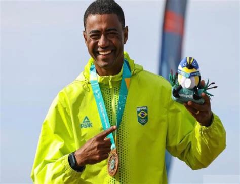 Surfista Sebastianense Carlos Bahia Conquista Medalha De Bronze Nos