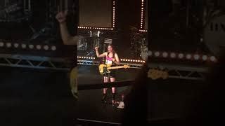 Este Got Naked On Stage Fan Takes Shirt Off Girl Power Want You Back Story Haim Dublin