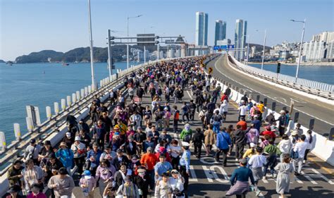 제14회 남항대교 걷기대회 개최 부산의 대표 정론지 국제신문