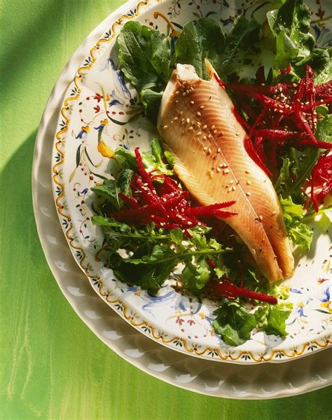 Rote Bete Salat mit Rucola und Räucherfisch Rezept EAT SMARTER