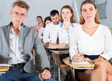 Gruppo Di Studenti Durante Una Lezione Fotografia Stock Immagine Di