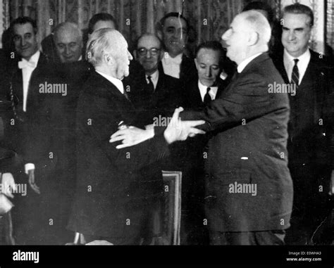 Charles De Gaulle et Konrad Adenauer après la signature du Traité de l