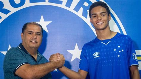 Flipboard: Ronaldinho's Son Signs First Professional Contract for Brazilian Club