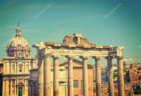 Templo De Saturno En El Foro Romano En Roma Italia