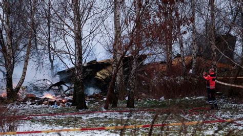 V Litvě se vedle obytného domu zřítil nákladní letoun DHL Jeden člověk