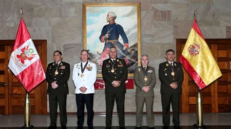 Oficiales españoles son condecorados con la Medalla Ejército del Perú