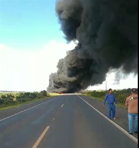 Caminhão pega fogo após tombar na BA 052 próximo ao Aeroporto de Morro