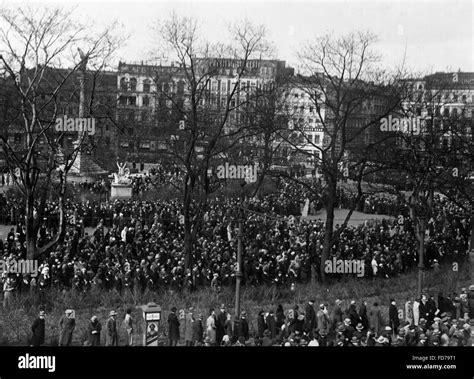 Public Radio Listening At Belle Alliance Platz 1933 Stock Photo Alamy