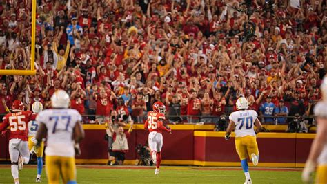 Thursday Night Football Chiefs Hold Off Chargers 27 24 As Rookie