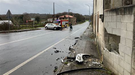 Dos heridos leves al chocar un coche contra una casa en Lalín