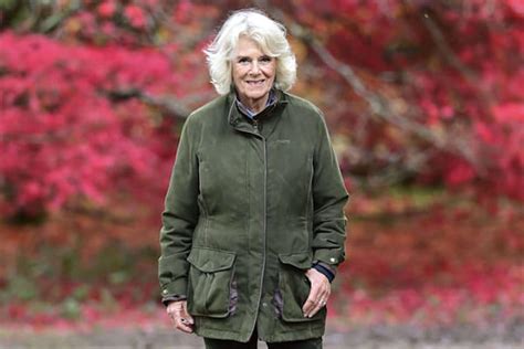 Camilla Parker Bowles En Veste Kaki Et Bottes De Pluie